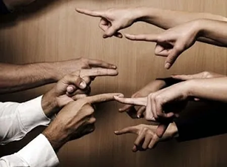 Tangan Jari Saling Menuding 1