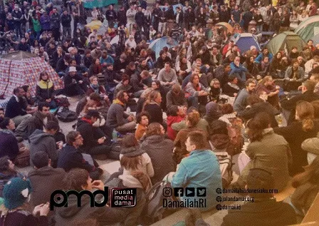 Meredakan Kepanikan Publik dengan Media Distancing