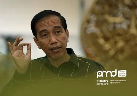 Dalam sembutan pada Pembukaan Munas XVII Himpunan Pengusaha Muda Indonesia (Hipmi), 21 November yang lalu, Presiden Jokowi mengingatkan dan menghimbau pada para pengusaha dan elite politik agar tidak bermain dengan politik identitas. Tepatnya ia mengatakan agar tidak membawa politik SARA dan politisasi agama. Tentu saja sangat berasalan mengingat kondisi bangsa yang baru pulih dari pandemi dan siap menghadapi kontestasi politik yang menegangkan membutuhkan nuansa yang kondusif. Kontestasi politik bukan menghalalkan segala cara apalagi bermain-main dengan politisasi agama. Politik identitas merupakan pemanfaatan manusia secara politis yang mengutamakan kepentingan sebuah kelompok karena adanya persamaan identitas yang mencakup ras, etnis dan unsur agama. Eksploitasi terhadap perbedaan itu untuk menumbuhkan emosi persatuan tetapi satu sisi untuk memecah belah kelompok sosial yang lain. Dalam prakteknya, politik identitas biasanya paling banyak muncul di masa-masa kontestasi politik seperti pemilihan kepala daerah atau bahkan negara. Tragedi kemanusiaan dalam sejarah muncul karena permainan politik identitas yang bisa memberangus nyawa manusia. Adolf Hitler, misalnya, mampu meyakinkan orang-orang Jerman bahwa sumber krisis ekonomi dan kekalahan perang dunia adalah karena pengaruh orang-orang Yahudi. Banyak janji manis yang ia lontarkan untuk para pendukungnya kala itu. Hitler menawarkan diri untuk melenyapkan orang Yahudi ketika ia nantinya berkuasa. Di tahun 1932, Hitlerpun mampu memenangkan pemilu. Kemenangan tersebut mengakibatkan tragedi yang terjadi di Jerman pada saat Nazi berkuasa. Enam juta orang Yahudi menjadi korban kekejaman politik identitas dan itu menjadi salah satu peristiwa terburuk yang tercatat dalam sejarah dunia. Alasan inilah menjadikan politik identitas diyakini sebagai cara berpolitik yang memiliki potensi radikal karena datang langsung dari identitas diri sendiri sebagai upaya untuk mengakhiri penindasan dengan cara pembalasan yang serupa atau bahkan lebih. Di Indonesia sendiri telah banyak dijumpai politisi yang cenderung mengarah pada politik identitas. Agama Islam di Indonesia seringkali dijadikan sebagai alat politik belaka saat pemilu tiba. Alasannya, agama Islam memiliki posisi yang strategis karena memiliki sejarah panjang dalam politik Indonesia, selain itu mayoritas penduduk Indonesia beragama Islam. Politik identitas digunakan untuk mendapatkan dukungan politik. Kita masih sangat ingat dalam pemilihan gubernur Jakarta 2017. Banyak sekali kejadian yang sejatinya menciderai nilai-nilai kemanusiaan gara-gara politik identitas. Agama dieksploitasi sedemikian rupa untuk membelah masyarakat. Masih ingat bagaimana sekelompok orang tidak mau menshalatkan saudara seiman pun karena perbedaan pilihan politik? Pertentangan politik akan semakin tajam bahkan meningkat menjadi pertarungan yang sacral. Masih ingatkah pula Pilpres 2019 di mana persaiangan politik dimaknai perang dengan doa akbar kemenangan yang dilantunkan layaknya sebuah peperangan. Keras dan sporadisnya politik identitas mampu membuat masyarakat tersegregasi dan terbelah menjadi dua kubu yang berlawanan. Wilayah agama digadang sebagai lahan beroperasi politik identitas. Dalam konteks Indonesia sendiri, politik identitas terkadang dilakukan oleh kelompok mainstream, yakni kelompok agama mayoritas dengan kaum minoritas. Kemudian disusul dengan munculnya gerakan-gerakan radikal atau semi radikal yang mengatasnamakan agama tersebut. Dari sini kita bisa simpulkan bahwa, politik identitas merupakan sebuah cara berpolitik yang didasarkan kepada kesamaan dan kesamaan identitas. Dan di Indonesia politik identitas di kerucutkan menjadi dua kelompok, yakni nasionalis dan agamis yang selalu dibenturk-benturkan. Corak membenturkan antara agama dan nasionalisme sejatinya adalah cara berpikir kelompok radikal. Apabila politik identitas ini terus berjalan, maka akan menimbulkan dampak yang cukup signifikan bagi bangsa dan negara kita. Politik identitas tidak hanya akan memberikan ruang pertentangan menuju proses demokrasi yang tidak sehat, tetapi menjadi lahan subur pandangan radikalisme di tengah masyarakat. Jika negara tidak mampu mengelolanya dengan tepat dan bijak, politik identitas akan mampu menghancurkan stabilitas dalam Negara Kesatuan Republik Indonesia. Karena pertentangan tersebut tidak akan memiliki jalan tengah dan justru tumbuh menjadi sumbu yang siap meledakkan bangsa. Bukan saja kepentingan politik yang dipertaruhkan di sini, namun juga kepentingan masyarakat luas. Kita tahu bahwa Indonesia merupakan sebuah bangsa yang terdiri dari berbagai macam suku, agama, ras, serta budaya. Indonesia juga banyak menyimpan berbagai sumber daya alam dan juga sumber daya manusia yang melimpah, dengan penduduk yang banyak dan juga memiliki latar belakang budaya, agama, serta suku yang berbeda-beda. Jadi apabila logika politik identitas adalah untuk membagi kita dalam sebuah kelompok-kelompok akan menjadi ancaman besar terhadap negara yang majemuk ini. Karena itulah, politik identitas merupakan salah satu ancaman besar bagi negara ini. Daripada menuju politik identitas, kita harus bergerak menuju politik solidaritas.