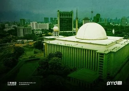 Memang ada segelintir orang yang memiliki warisan paham yang menganggap Indonesia sebagai negara kafir, thagut dan tidak Islami. Narasi ini sangat berbahaya karena implikasinya mendudukkan negara ini sebagai negeri perang. Tidak jarang pada akhirnya muncul terorisme dengan cita-cita ideologis mengganti dasar negara. Mungkin tidak perlu saya debatkan secara ideologis tentang dasar negara ini islami atau tidak. Pentolan mantan ideologi kelompok radikal terorisme, Abu Bakar Ba’asyir, ada akhirnya mengakuti keselarasan antara Pancasila dengan tauhid. Namun, fakta tak terbantahkan adalah kondisi sosiologis keislaman di Indonesia. Indonesia menjadi negara dengan jumlah masjid terbanyak di dunia. Dengan jumlah penduduk muslim di Indonesia sebanyak 237,53 juta jiwa per 31 Desember 2021, Indonesia memiliki kurang lebih 800.000 masjid di berbagai daerah. Lima provinsi dengan masjid terbanyak sebagai berikut Lampung (12.000 masjid), Sulawesi Selatan (14.313 masjid), Jawa Timur (48.947 masjid), Jawa Tengah (50.549 masjid) dan Jawa Barat (58.979 masjid). Selain itu, ditinjau dari sisi kebijakan pemerintah, tidak ada rekayasa yang menyulitkan umat Islam di Indonesia untuk mendirikan masjid. Bahkan bisa jadi masjid yang dibangun tidak berizin pun atas nama pribadi, keluarga dan masyarakat di kampung-kampung juga banyak ditemukan. Dan bayangkan hampir seluruh provinsi dan kabupaten di Indonesia memiliki masjid agung sebagai penanda sebuah wilayah. Lepas dari penjajahan, apa yang dipikirkan oleh pemimpin bangsa ini salah satunya adalah berdirinya sebuah masjid. Masjid Istiqlal diprakarsai oleh negara sebagai simbol implementasi Indonesia yang berdasarkan kepada Ketuhanan. Bayangkan ada masjid negara yang dibuat langsung oleh Presiden. Lalu, Indonesia dianggap negara kafir? Dalam aspek kebijakan lainnya, tidak pernah ada larangan dalam perayaan keagamaan khususnya Islam. Bahkan hari-hari besar Islam diperingati sebagai hari libur nasional. Bahkan beberapa peritsiwa penting seperti Maulid Nabi, Israk Mikraj dan Tahun baru Islam menjadi peringatan yang tidak hanya diperingati di tengah masyarakat tetapi peringatan di Istana Negara. Negara mana yang menyelenggarakan secara nasional dan diresmikan oleh negara beberapa kegiatan keislaman yang tidak hanya hari raya besar keisalaman saja? Bahkan nuzulul quran saja diperingati secara nasional dan diselenggarakan oleh negara. Negara juga memberikan kesempatan yang seluas-luasnya tidak hanya pada aspek hari-hari besar, bahkan pengajian, majlis taklim dan tabligh akbar bebas menguasai ruang-ruang publik di Indonesia. Kemeriahan dzikir juga banyak bertebaran di berbagai pelosok negeri yang sejatinya tidak akan pernah ditemukan di negara Islam seperti Timur Tengah sekalipun. Karena itulah, menjadi tidak logis bahkan sangat menyesatkan jika Indonesia dianggap negara kafir. Negara kafir berarti negara yang tidak memberikan ruang dan kebebasan kepada umat Islam. Negara kafir berarti negara yang secara nyata ingin memerangi umat Islam. Sebutan ini sejatinya akan melukai umat Islam itu sendiri yang secara nyata telah menjadi bagian dari negara ini. Dengan melihat kebebasan dan kenyamanan yang ada, sungguh negara ini sejatinya adalah negara Islam dengan label Pancasila. Pancasila menjadi perekat bagi keragaman dengan nafas Islam yang sangat kental. Islam menjadi ruh dari negara ini dalam merawat perdamaian.