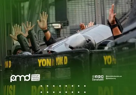 Beberapa waktu yang lalu kita dikejutkan dengan penangkapan dua oknum aparat polisi di Lampung oleh Densus 88. Pendalaman dan penyidikan masih terus ditindaklanjuti. Apa yang mengagetkan bahwa aparat penegak hukum pun tidak imun dari paham dan jaringan terorisme. Persoalan ini memang bukan kali pertama. Salah satu mantan teroris yang kita kenal dari aparat kepolisian, Sufyan Tsauri, adalah bagian dari proses radikalisasi yang terjadi di tubuh institusi ini. Sebelumnya juga telah banyak berita dan cerita aparat kepolisian yang terpapar paham radikal. Tidak hanya di Polri, TNI dan ASN pun telah dimasukin kelompok ini. Apa yang perlu dipahami bahwa radikalisme sejatinya tidak melulu tentang tindak kekerasan, namun juga mengarah kepada sikap intoleransi. Radikalisme merupakan fase awal yang menyebabkan seseorang bertindak kekerasan. Biasanya pemahaman ini dimulai dengan sikap intoleran yang mulai menggugat berbagai keragaman yang dimiliki oleh bangsa Indonesia sebagai sebuah kekayaan bangsa. Virus intoleransi dan radikal memang lebih sangat berbahaya ketika merasuki lingkungan kerja pemerintahan. Mereka yang dididik dengan wawasan kebangsaan dan bekerja untuk pemerintahan saja masih mudah terpengaruh paham radikal. Bahkan tidak hanya pemikiran, tetapi ada pula yang sudah bergabung dalam organisasi dan jaringan yang terlarang. Pemerintah memang telah mengantisipasi dengan menerbitkan Surat Edaran Bersama Menteri PANRB dan Kepala BKN Nomor 2 Tahun 2001 No. 2/SE/I/2021 yang diterbitkan pada 25 Januari 2021. Yang berbunyi Menteri Pendayagunaan Aparatur Negara dan Reformasi Birokrasi (PAN-RB), Tjahjo Kumolo, melarang Pegawai Negeri Sipil (PNS) atau Aparatur Sipil Negara (ASN) berhubungan maupun mendukung seluruh organisasi yang dilarang pemerintah seperti Partai Komunis Indonesia (PKI), Hizbut Tahrir Indonesia (HTI), Jamaah Ansharut Daulah (JAD), dan Front Pembela Islam (FPI). Tindaklanjutnya, Kemenpan RB menyebutkan telah melakukan langkah pemecatan sekitar 30 sampai 40 ASN tiap bulan karena berbagai pelanggaran, di antaranya tersangkut radikalisme maupun yang tergabung dalam organisasi terlarang dan tidak mengakui Pancasila dan UUD 1945. Memang tidak mengherankan karena menurut hasil penelitian The Habibie Center, seperti yang disebut Direktur Program dan Riset Muhammad Hasan Ansori, pada 2017 menunjukkan setidaknya 30%-40% ASN di Indonesia telah terpapar paham radikal. Memang banyak hal yang perlu dibenahi dalam membentengi wawasan kebangsaan para aparat negara. Bayangkan mereka akan menjadi duri dalam sekam yang memanfaatkan anggaran negara sementara mereka bisa memilih tergabung dalam organisasi yang intoleran, menolak Pancasila, dan mendirikan khilafah atau negara Islam. Tidak sedikitnya aparat negara yang memilih untuk bergabung dalam organisasi tersebut harus mendapatkan perhatian. Pemerintah memang perlu sangat tegas dan tidak boleh main-main dalam urusan ideologi di lingkungannya. Tidak toleransi bagi mereka yang memilih mengabdi buat negeri untuk memiliki pandangan yang bertentangan dengan NKRI. Pembinaan ideologi sejatinya tidak hanya dimarakkan kepada masyarakat umum, tetapi aparat pemerintah sejatinya garda depan untuk dilakukan pembinaan yang masif. Namun, persoalannya pemerintah tidak boleh hanya fokus pada sangsi. Semakin banyak yang menerima sangsi bahkan pemecatan sejatinya bukan suatu keberhasilan, tetapi justru menjadi kemunduran. Fokus utama yang dilakukan adalah mencegah dan menyembuhkan. Pemerintah harus mempunyai strategis dari hulu hingga hilir yang bisa mencegah dan mengantisipasi radikalisasi di lingkungan aparat negara. Pemecatan sejatinya langkah terakhir jika memang sudah jelas terbukti memiliki afiliasi dengan organisasi terlarang. Tetapi langkah pemecatan juga harus dibarengi dengan pendampingan. Jika tidak timbulnya balas dendam dan benci terhadap negara akan menimbulkan persoalan. Dan bukan tidak mungkin, ini akan menjadi alasan kuat untuk terjerat dalam jaringan radikal terorisme. Pemerintah harus mempunyai formula tepat dalam menanggulangi radikalisasi di kalangan aparat negara. Bukan sekedar sangsi, tetapi ikhtiar pembinaan ideologi mutlak dilakukan. Setelah mereka berikrar dan sumpah setia terhadap NKRI, persoalan selanjutnya adalah menjaga wawasan kebangsaan ini tetap teguh. Jika tidak, mereka hanya menjadi duri dalam daging. Keberadaannya bisa menjadi benalu dan virus yang bisa mematikan. Tidak besar tetapi dapat menggangu roda perjalanan.