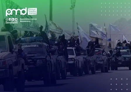 Kekerasan telah menjadi budaya sebagian masyarakat dalam menyelesaikan persoalan. Tidak jarang, kekerasan juga dijustifikasi dengan mengeksploitasi ajaran agama. Panggung kekerasan terorisme acapkali membajak agama sebagai pembenarannya. Agama memang tidak mengajarkan kekerasan. Namun, pada akhirnya agama menjadi korban fitnah atas perilaku oknum umat beragama yang menjadikan agama sebagai alat pembenaran. Kenapa agama kerap dijadikan alat untuk kekerasan? Agama merupakan puncak keyakinan tertinggi yang dipegang secara teguh dan militan para penganutnya. Memperalat agama sebagai pembenaran menjadi efektif untuk mendorong seseorang secara emosional untuk bertindak. Kejahatan terbesar kelompok teroris adalah bukan hanya menimbulkan korban melalui panggung kekerasannya, tetapi juga karena memperalat agama sebagai alat pembenaran. Mereka membelah masyarakat pada lawan dan kawan atas dasar pembenaran agama. Bagi mereka lawan dalam term agama harus dimusnahkan dan halal darahnya. Membawa agama dalam ranah kejahatan merupakan puncak kejahatan tertinggi. Mereka memperalat ayat Tuhan untuk perilaku yang melebihi tindakan setan. Mereka berdiri seolah membela Tuhan, padahal sejatinya sedang memperalat nama Tuhan untuk sebuah tindakan kejahatan. Bagaimana mungkin bisa dikatakan umat beragama hanya karena berteriak nama Tuhan lalu melakukan tindakan kekerasan. Mereka seolah bangga dengan membela agama padahal sejatinya telah melakukan kerusakan di muka bumi. Mereka seolah paling dekat dengan Tuhan tetapi sejatinya adalah musuh Tuhan. Terorisme lahir dari sebuah cara pandang mempolitisasi agama untuk tujuan politik. Karakteristik inilah yang paling dominan kita jumpai dalam sebuah atraksi kekerasan teror. Sejarah telah mencatat bagaimana tragedi kemanusiaan terbesar pernah terjadi karena agama dijadikan alat untuk membenarkan tindakan kekerasan. Mengembalikan Fungsi Agama Agama apapun lahir sebagai panduan kolektif manusia agar lebih beradab dalam membangun kebudayaannya. Agama termasuk Islam dengan seperangkat keyakinan dan ritual sakral yang dilakukan bertujuan menumbuhkan moral kolektif sebagai alat kontrol manusia. Agama ingin memanusiakan manusia agar tidak jatuh dalam sifat hewan buas yang memangsa antar satu dengan lainnya. Di sinilah agama sejatinya bukan tujuan, tetapi sarana untuk mencapai hakikat manusia yang berTuhan. Karena itulah, dalam agama apapun terdapat pedoman agar manusia hidup damai dalam berdampingan. Agama mengajarkan tentang kedamaian, kebahagiaan dan cinta kasih. Agama tidak mentolerir praktek permusuhan, kekerasan, intimidasi, apalagi pemusnahan melalui teror. Jika yang terjadi adalah kekerasan atas nama agama tentu ada kesalahan besar umat beragama dalam mempraktekkan agamanya. Bukan kesalahan agama, tetapi kesalahan mereka dalam mengekspresikan keagaman. Karena itulah, memoderasi cara beragama menjadi penting agar tidak mudah jatuh dalam praktek ekstrem dalam beragama. Sejatinya, karakter agama adalah moderat, hanya saja ada oknum umat beragama yang melakukan radikalisasi terhadap ajaran agama. Kekerasan atas nama agama merupakan hasil dari kelompok yang meradikalisasi ajaran agama. Akibatnya, tindakan kekekerasan seolah menjadi benar dalam pandangan mereka. Mengembalikan agama pada karakter yang moderat menjadi keniscayaan agar agama menjadi sumber perdamaian, bukan sumber permusuhan.