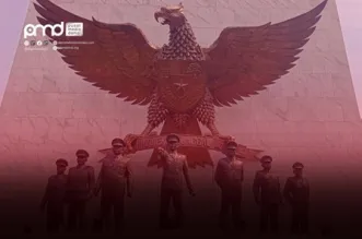 Hari Kesaktian Pancasila yang diperingati setiap 1 Oktober merupakan momen penting bagi bangsa Indonesia untuk meneguhkan kembali komitmen terhadap ideologi negara. Peringatan ini tidak hanya berfungsi sebagai kilas balik sejarah untuk mengenang ketangguhan Pancasila menghadapi ancaman ideologi yang ingin menggantikannya, tetapi juga sebagai refleksi akan peran Pancasila dalam menjawab tantangan global yang ada. Kesaktian Pancasila, yang dipahami sebagai daya tahan dan relevansinya menghadapi berbagai ujian zaman, dapat diterjemahkan tidak hanya di dalam negeri, tetapi juga dalam arena internasional. Salah satu bentuk paling nyata penerjemahan semangat ini ialah bagaimana Indonesia menempatkan Pancasila sebagai kompas dalam mendukung Palestina. Sejak awal berdirinya negara, Indonesia telah menegaskan posisinya menolak segala bentuk penjajahan. Hal ini selaras dengan Pembukaan UUD 1945 yang menegaskan bahwa penjajahan di atas dunia harus dihapuskan karena tidak sesuai dengan perikemanusiaan rinsip tersebut bersumber langsung dari sila kedua Pancasila, Kemanusiaan yang Adil dan Beradab, sekaligus menjadi dasar moral dan konstitusional bagi Indonesia untuk menentang kolonialisme dalam bentuk apa pun. Maka, sikap Indonesia dalam mendukung Palestina bukanlah semata-mata pilihan politik luar negeri yang bersifat pragmatis, melainkan panggilan sejarah, ideologis, dan moral yang mengakar dalam jati diri bangsa. Hari Kesaktian Pancasila 2025 yang mengusung tema “Pancasila Perekat Bangsa Menuju Indonesia Raya” juga memberi pesan penting tentang diplomasi. Jika di dalam negeri Pancasila menjadi perekat keberagaman, maka dalam politik luar negeri ia menjadi penuntun etika yang memastikan Indonesia berdiri di sisi keadilan dan kemanusiaan. Dalam konteks Palestina, Pancasila menjadi dapat pedoman dan sekaligus penuntun agar Indonesia konsisten mendukung hak rakyat Palestina untuk merdeka dari penjajahan Israel. Kesaktian Pancasila diuji bukan hanya ketika menghadapi ancaman ideologi di tanah air, melainkan juga ketika bangsa Indonesia ditantang untuk tetap konsisten memperjuangkan nilai universal: kemerdekaan, keadilan, dan perdamaian bangsa-bangsa. Dukungan Indonesia terhadap Palestina selama ini tercermin dalam berbagai forum internasional. Mulai dari sidang Perserikatan Bangsa-Bangsa, Organisasi Kerja Sama Islam (OKI), hingga Gerakan Non-Blok, Indonesia selalu menyuarakan pentingnya pengakuan atas kedaulatan Palestina. Bahkan, dalam pidato di PBB beberapa waktu lalu, Presiden Prabowo Subianto menegaskan bahwa Indonesia akan mengakui Israel apabila Palestina lebih dahulu diakui sebagai negara merdeka. Pernyataan ini bukan berarti mengurangi dukungan terhadap Palestina, melainkan justru menegaskan prinsip Pancasila, bahwa perdamaian sejati hanya mungkin tercapai melalui penghapusan penjajahan dan pengakuan kedaulatan. Keberpihakan tersebut menjadi bukti bahwa Pancasila tidak berhenti pada tataran retorika, tetapi hadir dalam kebijakan nyata. Kesaktian Pancasila justru terbukti ketika mampu diterjemahkan dalam aksi kolektif bangsa untuk menegakkan prinsip kemanusiaan universal. Jadi, pada dasarnya, Hari Kesaktian Pancasila bukan hanya tentang mengenang peristiwa 1965, melainkan juga tentang bagaimana Pancasila terus hidup dan relevan. Dukungan terhadap Palestina adalah cermin dari semangat itu, sebuah bentuk nyata bahwa Pancasila bukan hanya milik Indonesia, tetapi juga sumbangan bagi kemanusiaan universal. Pancasila, Palestina, dan Cita-Cita Indonesia Raya Memperingati Hari Kesaktian Pancasila 2025 dengan tema “Pancasila Perekat Bangsa Menuju Indonesia Raya” seharusnya mendorong kesadaran bahwa cita-cita Indonesia Raya tidak akan pernah terlepas dari perjuangan kemanusiaan global. Indonesia hanya bisa menjadi bangsa besar jika mampu menjadikan Pancasila sebagai pedoman tidak hanya untuk dirinya sendiri, tetapi juga dalam hubungan internasional. Dukungan terhadap Palestina adalah bukti nyata bagaimana semangat Hari Kesaktian Pancasila diterjemahkan dalam diplomasi. Dengan tetap berpijak pada prinsip kemanusiaan, keadilan, dan anti-penjajahan, Indonesia dapat berdiri tegak di antara bangsa-bangsa dunia, sekaligus mengukuhkan Pancasila sebagai ideologi yang benar-benar sakti.