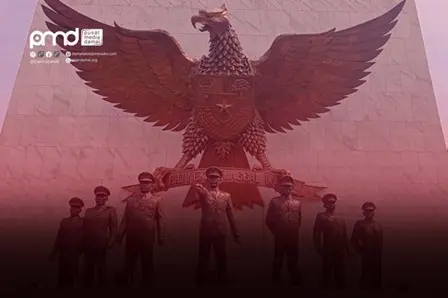 Hari Kesaktian Pancasila yang diperingati setiap 1 Oktober merupakan momen penting bagi bangsa Indonesia untuk meneguhkan kembali komitmen terhadap ideologi negara. Peringatan ini tidak hanya berfungsi sebagai kilas balik sejarah untuk mengenang ketangguhan Pancasila menghadapi ancaman ideologi yang ingin menggantikannya, tetapi juga sebagai refleksi akan peran Pancasila dalam menjawab tantangan global yang ada. Kesaktian Pancasila, yang dipahami sebagai daya tahan dan relevansinya menghadapi berbagai ujian zaman, dapat diterjemahkan tidak hanya di dalam negeri, tetapi juga dalam arena internasional. Salah satu bentuk paling nyata penerjemahan semangat ini ialah bagaimana Indonesia menempatkan Pancasila sebagai kompas dalam mendukung Palestina. Sejak awal berdirinya negara, Indonesia telah menegaskan posisinya menolak segala bentuk penjajahan. Hal ini selaras dengan Pembukaan UUD 1945 yang menegaskan bahwa penjajahan di atas dunia harus dihapuskan karena tidak sesuai dengan perikemanusiaan rinsip tersebut bersumber langsung dari sila kedua Pancasila, Kemanusiaan yang Adil dan Beradab, sekaligus menjadi dasar moral dan konstitusional bagi Indonesia untuk menentang kolonialisme dalam bentuk apa pun. Maka, sikap Indonesia dalam mendukung Palestina bukanlah semata-mata pilihan politik luar negeri yang bersifat pragmatis, melainkan panggilan sejarah, ideologis, dan moral yang mengakar dalam jati diri bangsa. Hari Kesaktian Pancasila 2025 yang mengusung tema “Pancasila Perekat Bangsa Menuju Indonesia Raya” juga memberi pesan penting tentang diplomasi. Jika di dalam negeri Pancasila menjadi perekat keberagaman, maka dalam politik luar negeri ia menjadi penuntun etika yang memastikan Indonesia berdiri di sisi keadilan dan kemanusiaan. Dalam konteks Palestina, Pancasila menjadi dapat pedoman dan sekaligus penuntun agar Indonesia konsisten mendukung hak rakyat Palestina untuk merdeka dari penjajahan Israel. Kesaktian Pancasila diuji bukan hanya ketika menghadapi ancaman ideologi di tanah air, melainkan juga ketika bangsa Indonesia ditantang untuk tetap konsisten memperjuangkan nilai universal: kemerdekaan, keadilan, dan perdamaian bangsa-bangsa. Dukungan Indonesia terhadap Palestina selama ini tercermin dalam berbagai forum internasional. Mulai dari sidang Perserikatan Bangsa-Bangsa, Organisasi Kerja Sama Islam (OKI), hingga Gerakan Non-Blok, Indonesia selalu menyuarakan pentingnya pengakuan atas kedaulatan Palestina. Bahkan, dalam pidato di PBB beberapa waktu lalu, Presiden Prabowo Subianto menegaskan bahwa Indonesia akan mengakui Israel apabila Palestina lebih dahulu diakui sebagai negara merdeka. Pernyataan ini bukan berarti mengurangi dukungan terhadap Palestina, melainkan justru menegaskan prinsip Pancasila, bahwa perdamaian sejati hanya mungkin tercapai melalui penghapusan penjajahan dan pengakuan kedaulatan. Keberpihakan tersebut menjadi bukti bahwa Pancasila tidak berhenti pada tataran retorika, tetapi hadir dalam kebijakan nyata. Kesaktian Pancasila justru terbukti ketika mampu diterjemahkan dalam aksi kolektif bangsa untuk menegakkan prinsip kemanusiaan universal. Jadi, pada dasarnya, Hari Kesaktian Pancasila bukan hanya tentang mengenang peristiwa 1965, melainkan juga tentang bagaimana Pancasila terus hidup dan relevan. Dukungan terhadap Palestina adalah cermin dari semangat itu, sebuah bentuk nyata bahwa Pancasila bukan hanya milik Indonesia, tetapi juga sumbangan bagi kemanusiaan universal. Pancasila, Palestina, dan Cita-Cita Indonesia Raya Memperingati Hari Kesaktian Pancasila 2025 dengan tema “Pancasila Perekat Bangsa Menuju Indonesia Raya” seharusnya mendorong kesadaran bahwa cita-cita Indonesia Raya tidak akan pernah terlepas dari perjuangan kemanusiaan global. Indonesia hanya bisa menjadi bangsa besar jika mampu menjadikan Pancasila sebagai pedoman tidak hanya untuk dirinya sendiri, tetapi juga dalam hubungan internasional. Dukungan terhadap Palestina adalah bukti nyata bagaimana semangat Hari Kesaktian Pancasila diterjemahkan dalam diplomasi. Dengan tetap berpijak pada prinsip kemanusiaan, keadilan, dan anti-penjajahan, Indonesia dapat berdiri tegak di antara bangsa-bangsa dunia, sekaligus mengukuhkan Pancasila sebagai ideologi yang benar-benar sakti.